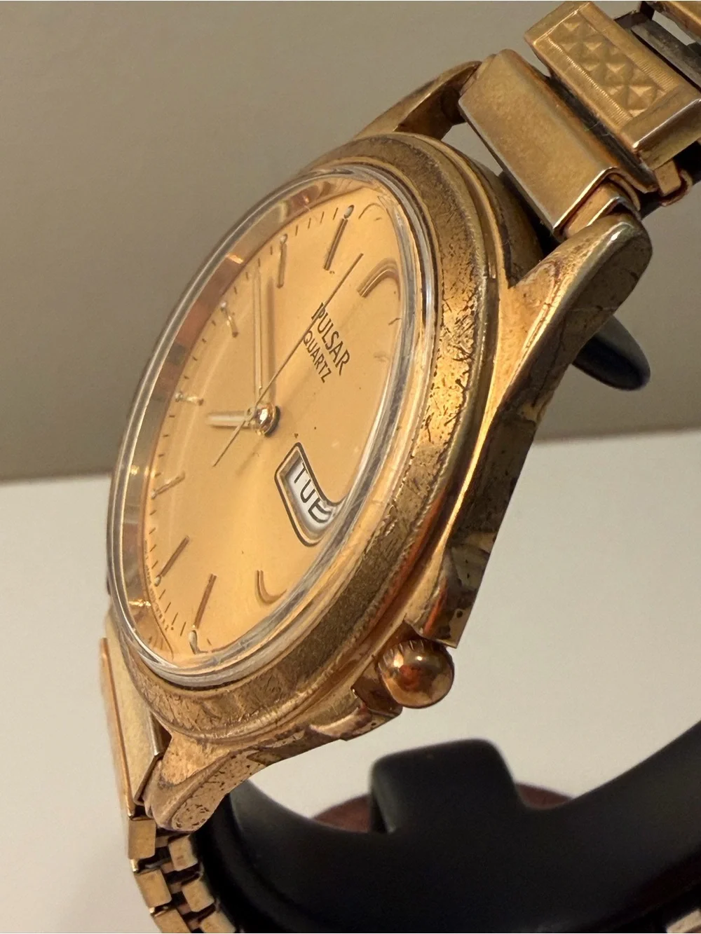 Vintage Pulsar Quartz Day-Date – Gold Tone Stretch Bracelet (36mm)